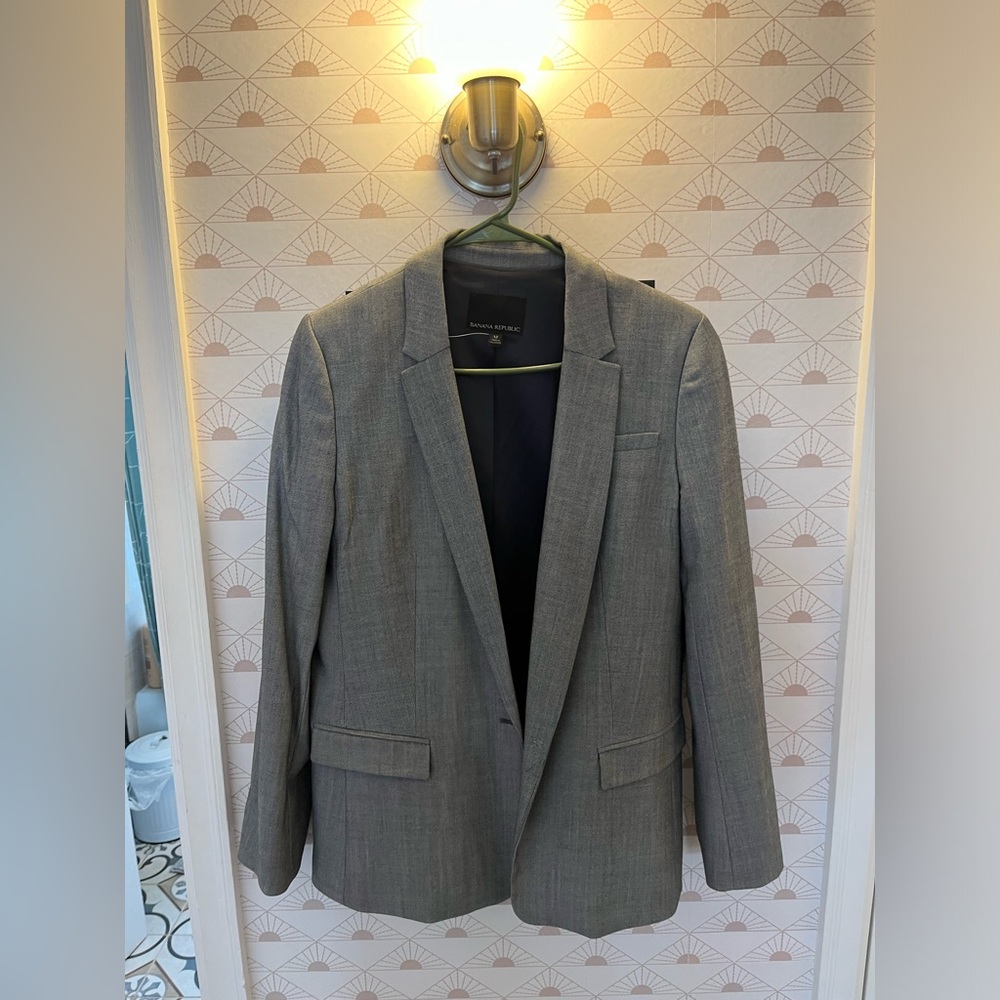 Like new Grey Banana republic suit with lining
